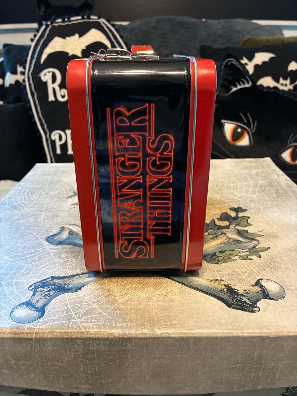 Vintage inspired Stranger Things Kids Metal Lunchbox Perfect for Purse or Makeup - Picture 5 of 12